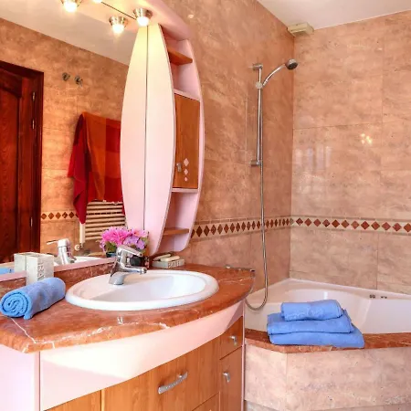 Holiday Rosignol بيت للعطل *